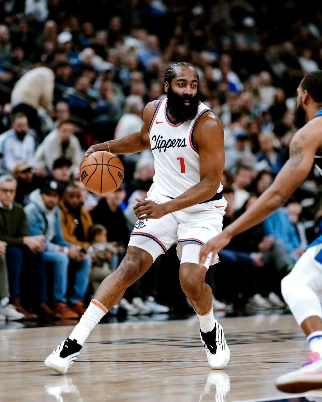 福建队力克快船,伦纳德关键制胜 福建队力克快船,伦纳德关键制胜