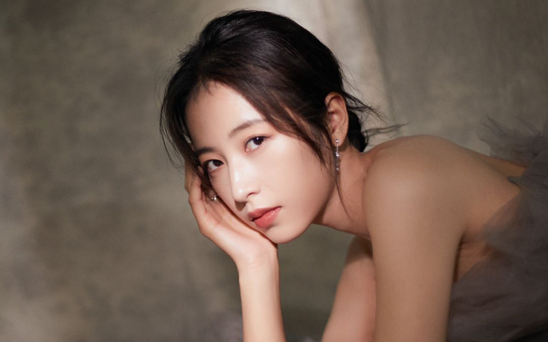 夜色下的终极对决，德里赫特关键制胜，加冕F1年度王冠